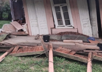 წალენჯიხაში ,გადაუღებელი წვიმის შედეგად,საცხოვრებელი სახლი ჩამოინგრა