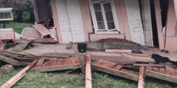 წალენჯიხაში ,გადაუღებელი წვიმის შედეგად,საცხოვრებელი სახლი ჩამოინგრა