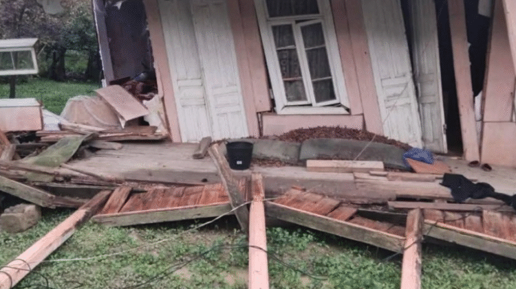 წალენჯიხაში ,გადაუღებელი წვიმის შედეგად,საცხოვრებელი სახლი ჩამოინგრა