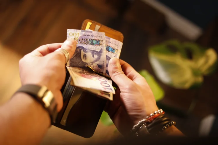 რა უნდა ატაროთ საფულეში ფულის მოსაზიდად