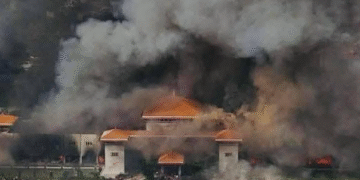 ნეპალში პარლამენტის შენობა იწვის