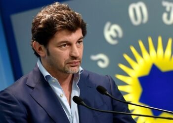 “ოპოზიცია ორად არის გახლეჩილი: ერთი მხარე დამხობით ემუქრება ქართველ ხალხს, მეორე ამბობს, რომ გამარჯვების შემთხვევაში გააჩერებს მუნიციპალიტეტის მუშაობას”- კალაძე