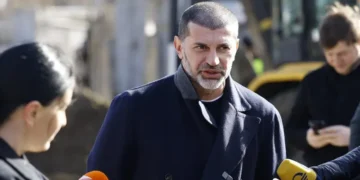 “ოპოზიცია ორად არის გახლეჩილი: ერთი მხარე დამხობით ემუქრება ქართველ ხალხს, მეორე ამბობს, რომ გამარჯვების შემთხვევაში გააჩერებს მუნიციპალიტეტის მუშაობას”- კალაძე