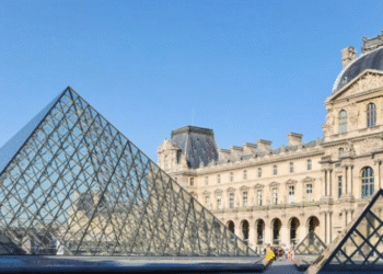 ძარცვიდან სამი დღის შემდეგ, ლუვრის მუზეუმი ვიზიტორებისთვის გაიხსნა