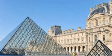 ძარცვიდან სამი დღის შემდეგ, ლუვრის მუზეუმი ვიზიტორებისთვის გაიხსნა