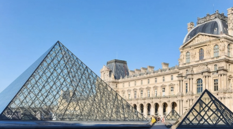 ძარცვიდან სამი დღის შემდეგ, ლუვრის მუზეუმი ვიზიტორებისთვის გაიხსნა