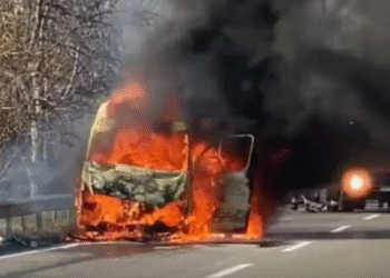 თბილისი-გორის მაგისტრალზე მიკროავტობუსი დაიწვა