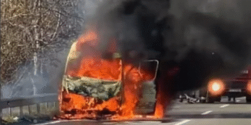 თბილისი-გორის მაგისტრალზე მიკროავტობუსი დაიწვა