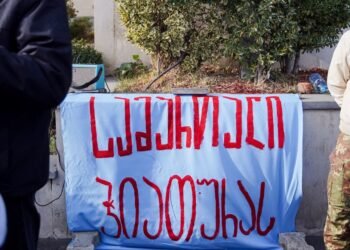 ჭიათურელი მაღაროელები ჯანდაცვის სამინისტროსთან აქციას მართავენ