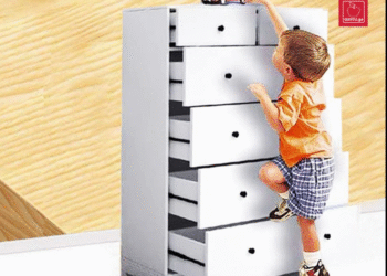 ქარელის საბავშვო ბაღში 3 წლის ბავშვს კარადა დაეცა