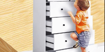 ქარელის საბავშვო ბაღში 3 წლის ბავშვს კარადა დაეცა