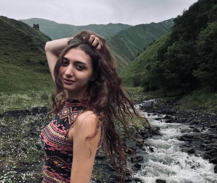 „რატომ გაგვწირე, ნინიკო…” –  ავარიის დროს დაღუპულ გოგოს ემშვიდობებიან