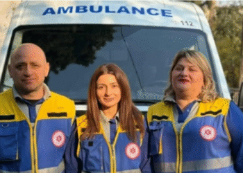 „ქუჩაში გამვლელები სასწრაფოს მანქანას წინ გადაუდგნენ “- შემთხვევა თბილისში