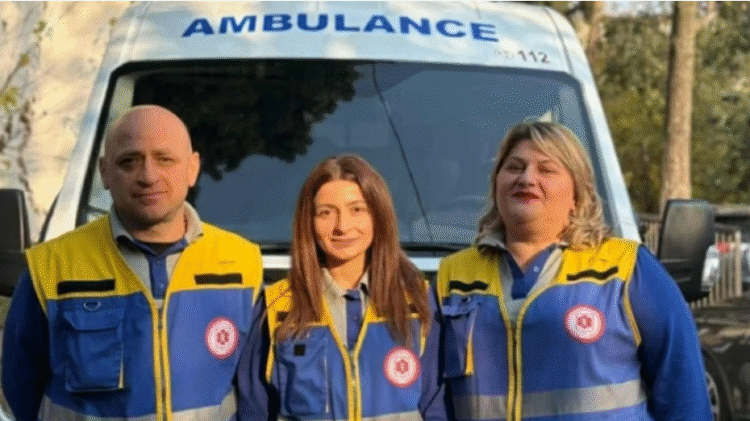 „ქუჩაში გამვლელები სასწრაფოს მანქანას წინ გადაუდგნენ “- შემთხვევა თბილისში