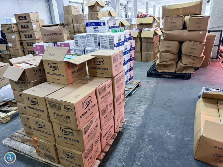 ნახევარ მილიონამდე არადეკლარირებული საქონლის გადმოტანის ფაქტზე ორი პირი დააკავეს