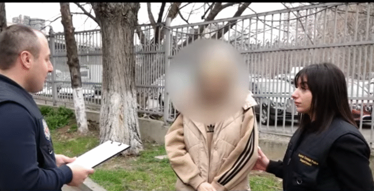 „შვილს აიძულებდა ეთხოვა მოწყალება, მიღებულ თანხას კი სრულად ისაკუთრებდა“ – ტრეფიკინგის ბრალდებით ერთი პირი დააკავეს