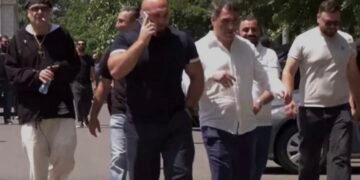 იუმორისტ ონისე ოქრიაშვილის მიმართ ჩადენილი ძალადობის ფაქტზე ბრალდებულს 5000 ლარიანი გირაო შეეფარდა