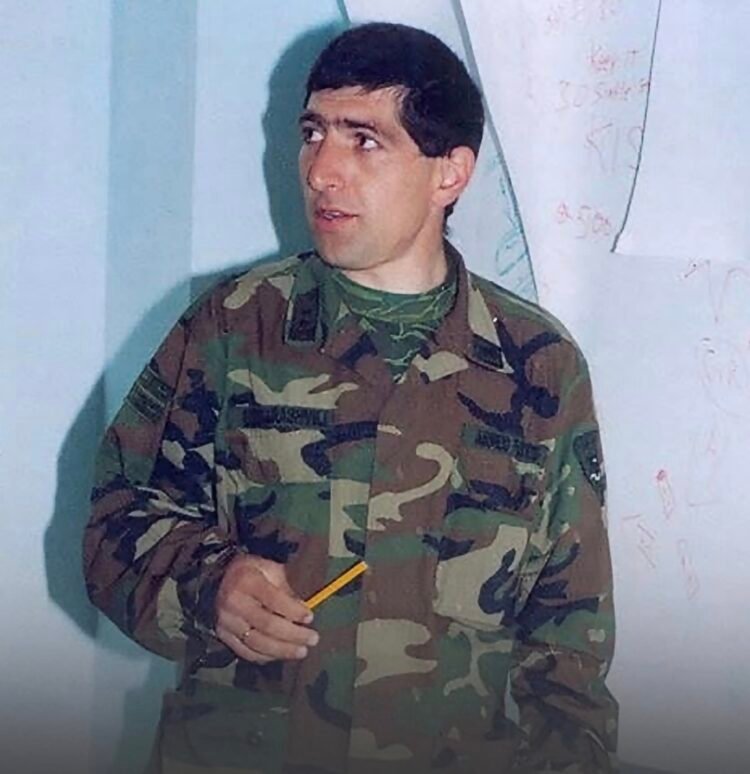 ომში დაღუპული გმირის, პოლკოვნიკ დავით ელიზბარაშვილის საფლავიდან სანათები მოიპარეს
