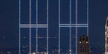 11 სექტემბრის ტერაქტის მსხვერპლთა ხსოვნის პატივსაცემად დრონებით ტყუპი ცათამბჯენები გამოსახეს