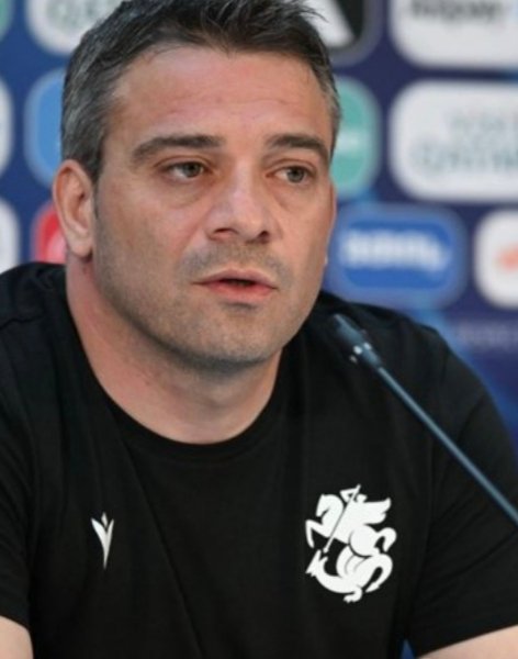 საქართველოს ეროვნულ საფეხბურთო ნაკრებს რამაზ სვანაძე გაწვრთნის