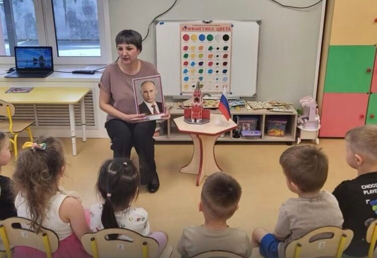 რუსეთში ათობით საბავშვო ბაღში აღმზრდელებს აიძულეს ბავშვებთან ერთად პუტინის დაბადების დღე აღენიშნათ